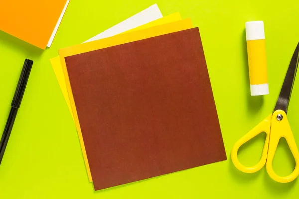 Instructions étape par étape photo sur la façon de faire un signet pour un livre sous la forme d'un taureau brun à partir de papier avec vos propres mains. Symbole de la nouvelle année 2021. Étape 0. Matériaux de fabrication — Photo
