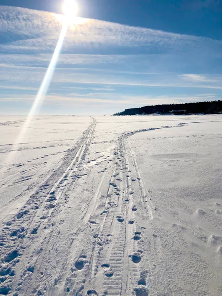 Estrada de inverno branca em um campo de neve Fotos De Bancos De Imagens