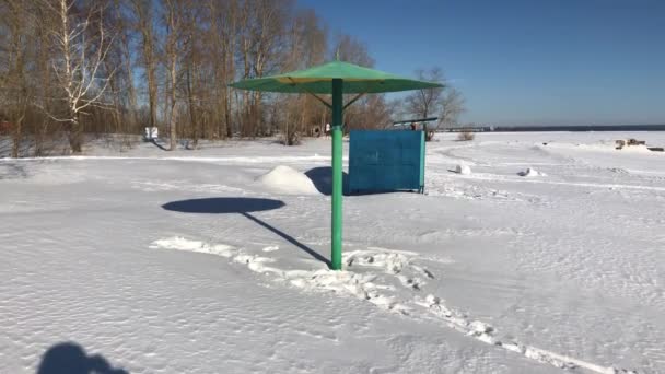 Kışın soğuk beyaz dönemde şemsiyeli plaj — Stok video