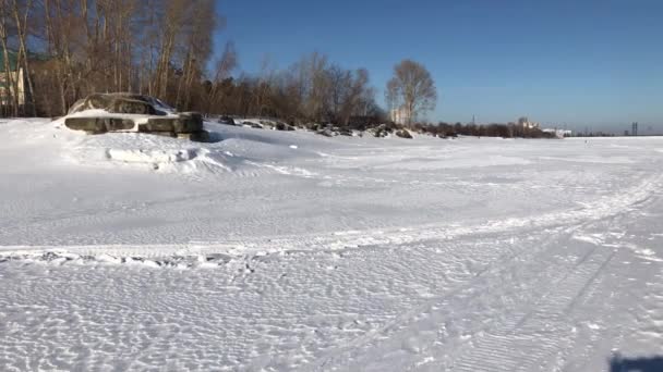 Inverno campo claro e céu azul. — Vídeo de Stock