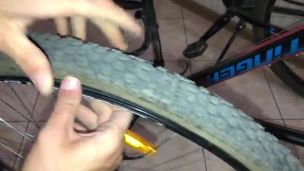 Мужчина проверяет целостность колеса велосипедной шины — стоковое видео
