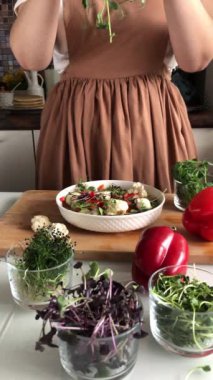 Kadın sağlıklı bir sebze salatasına filizlenir.
