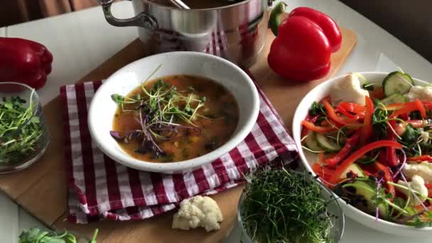 Une femme saupoudre des germes dans une délicieuse belle soupe — Video