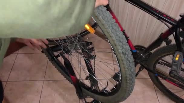 在自行车上安装前轮 — 图库视频影像