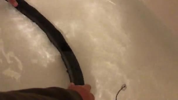 Un hombre busca un pinchazo de rueda de bicicleta en el agua — Vídeo de stock