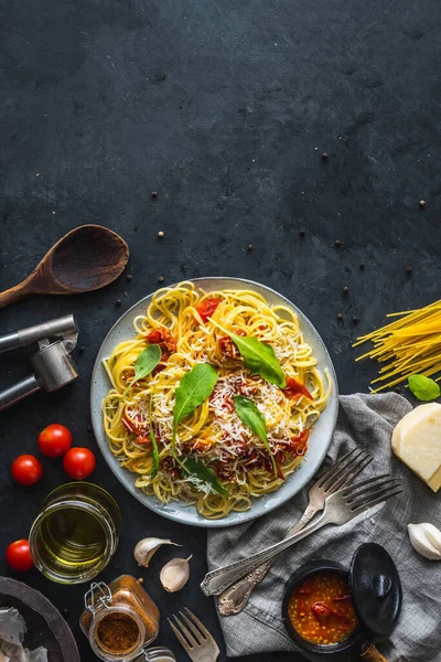 Italská Večeře Těstovinami Keramickém Talíři Ingrediencemi Černém Pozadí Plochý Horní Royalty Free Stock Obrázky