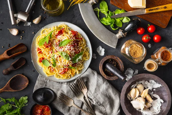 Italiensk Middag Med Pasta Keramik Platta Med Ingredienser Runt Svart — Stockfoto