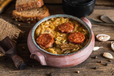 Doğal ahşap arka planda seramik kasede Noel lahanası çorbası..