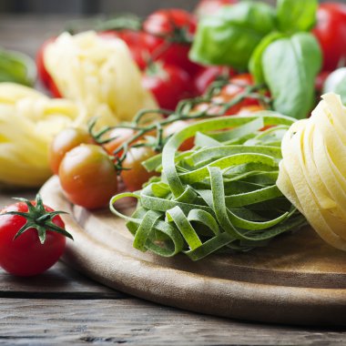 Pişmemiş makarna, domates ve fesleğen