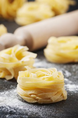 Pişmemiş makarna un tablo ile