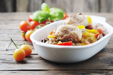 Pişmiş tavuk domates, zeytin ve kırmızı biber ile