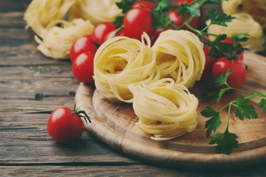 Makarna ve domates yemek pişirmek için malzemeler