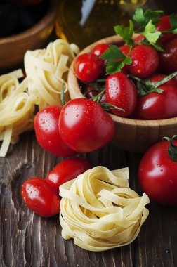 İtalyan spagetti domates ve zeytin