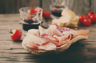 Jambon, pastırma, salam ile plaka