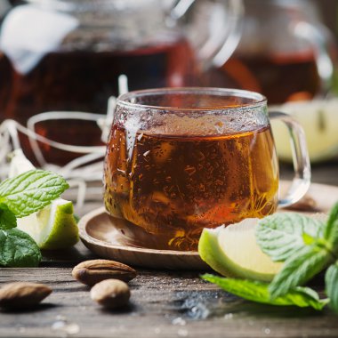 Limonlu sıcak siyah çay