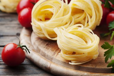 Makarna ve domates yemek pişirmek için malzemeler