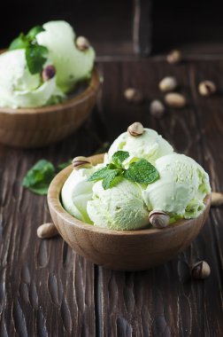 Nane ve fındık ile fıstıklı dondurma