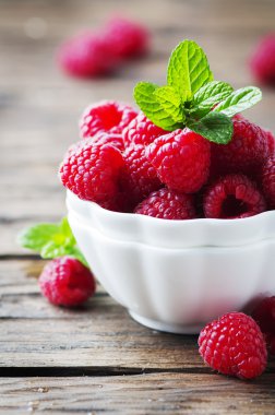 Tatlı taze Ahududu ve nane