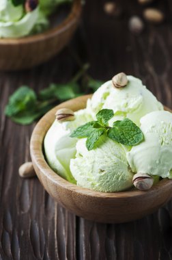 Nane ve fındık ile fıstıklı dondurma