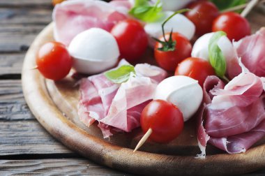 Taze prosciutto fesleğen ve mozzarella ile