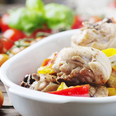 Pişmiş tavuk domates, zeytin ve kırmızı biber ile