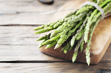 Taze yabani kuşkonmaz