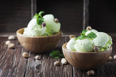 Nane ve fındık ile fıstıklı dondurma