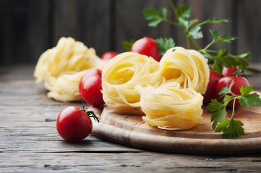 Makarna ve domates yemek pişirmek için malzemeler