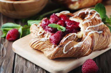 Taze çilek ile tatlı ev yapımı kek