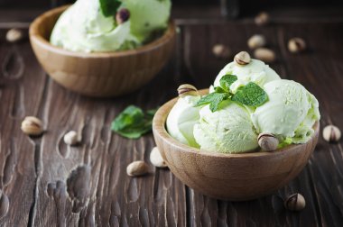 Nane ve fındık ile fıstıklı dondurma