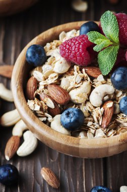 Çilek ve fındık ile ev yapımı müsli