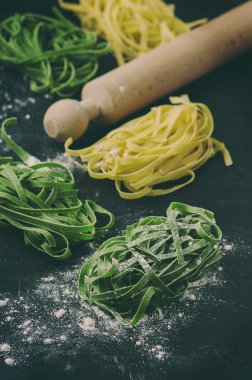 Yeşil pişmemiş makarna