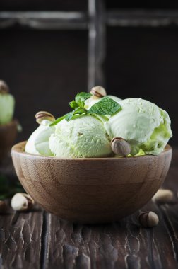 Nane ve fındık ile fıstıklı dondurma