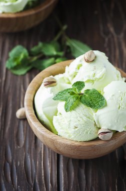 Nane ve fındık ile fıstıklı dondurma