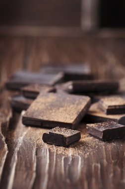 Ahşap masa üzerinde koyu çikolata