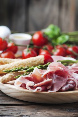 Meze jambon ve yeşil kuşkonmaz ile