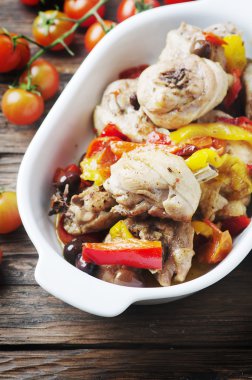 Pişmiş tavuk domates, zeytin ve kırmızı biber ile