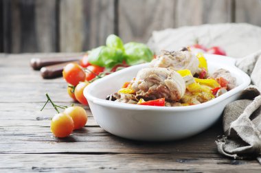 Pişmiş tavuk domates, zeytin ve kırmızı biber ile