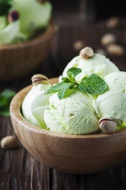 Nane ve fındık ile fıstıklı dondurma