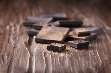 Ahşap masa üzerinde koyu çikolata
