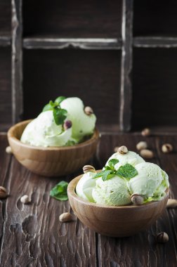 Nane ve fındık ile fıstıklı dondurma