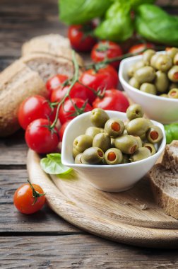 İspanyol zeytin domates ile