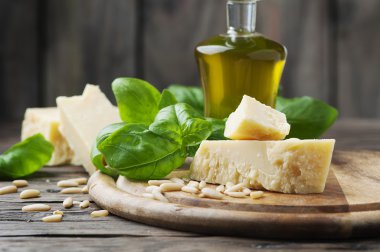 Fesleğen, peynir, çam ve zeytin yağı