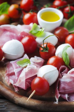Taze prosciutto fesleğen ve mozzarella ile