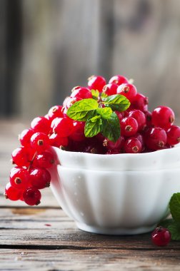 Kırmızı kuş üzümü ve nane