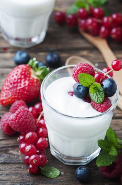 Çilek karışımı ile sağlıklı yoğurt