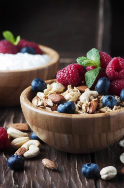 Çilek ve fındık ile ev yapımı müsli