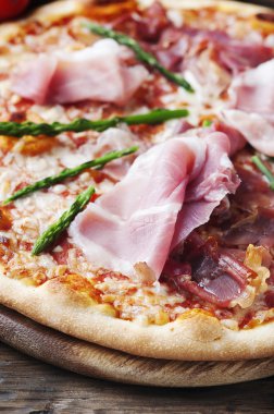 İtalyan pizza jambon ve kuşkonmaz ile