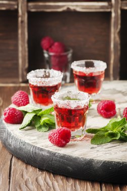 Nane ile soğuk ahududu kokteyl