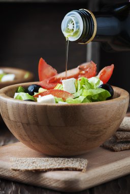 Zeytinyağlı taze Yunan salatası